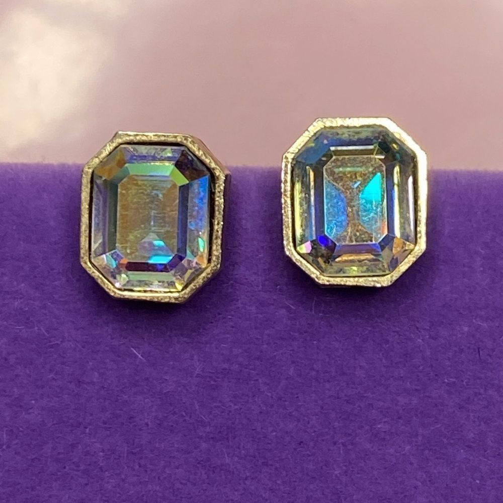 💛 Avon Gold Tone Iridescent Stud Earrings
